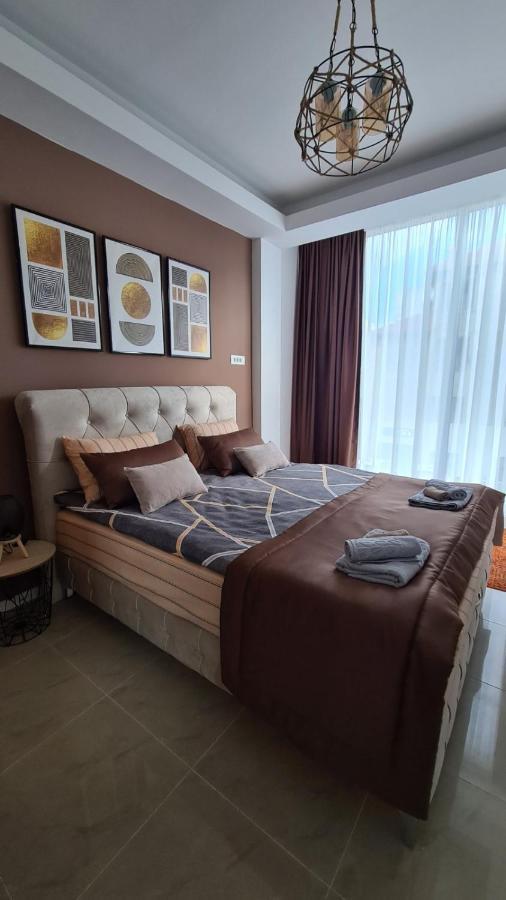 Orange Apartment *