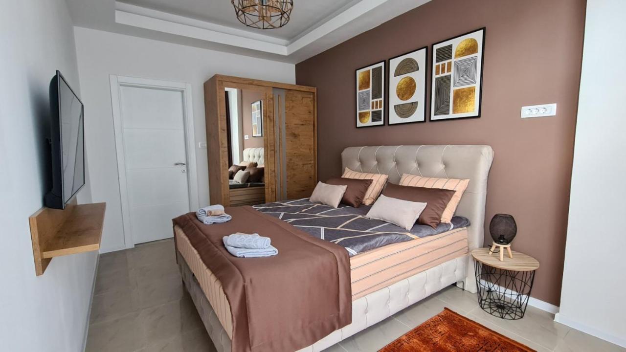 Orange Apartment *
