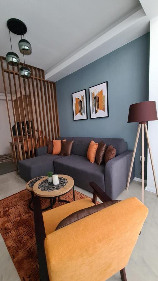 Orange Apartment *